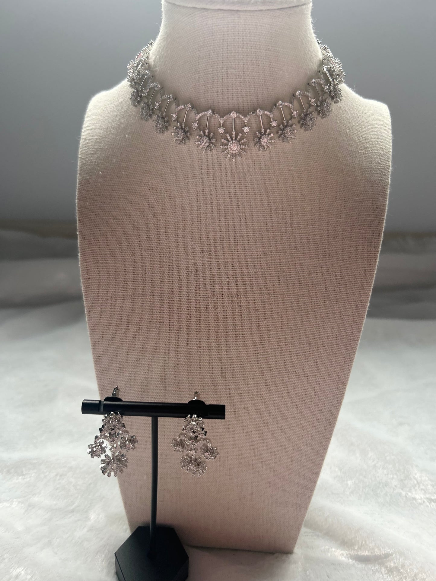 AD White Choker Set