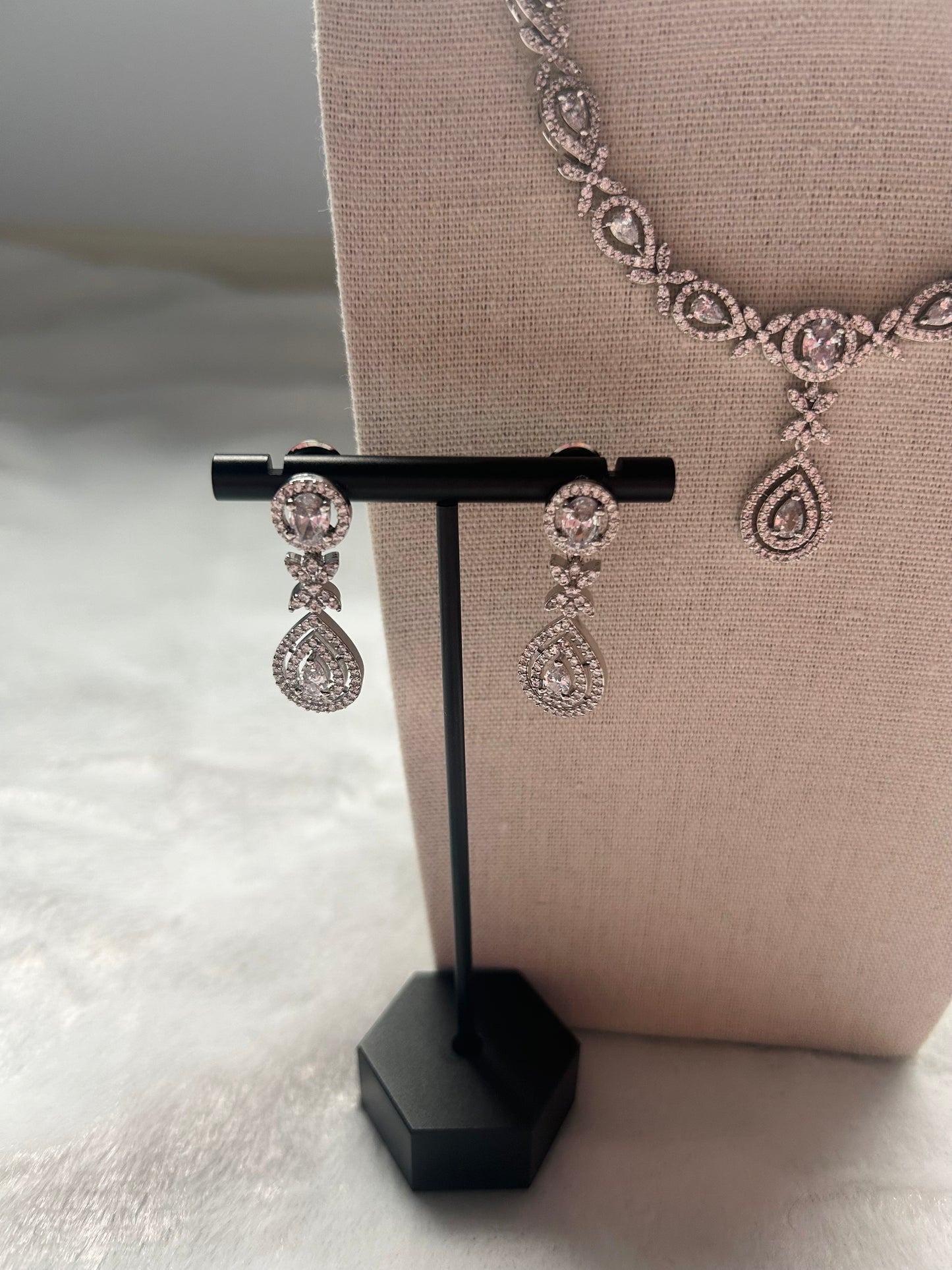 AD White Necklace Set