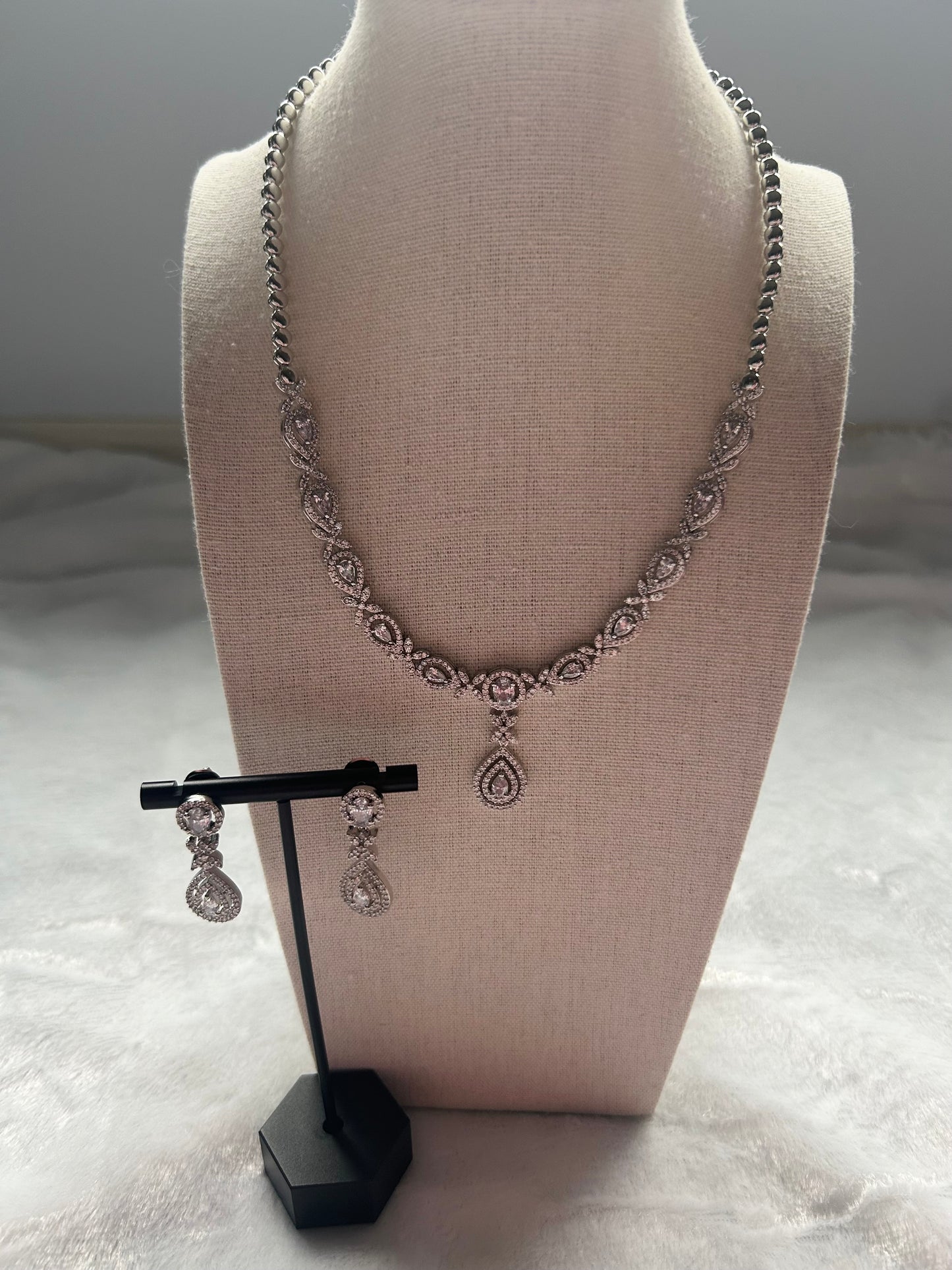 AD White Necklace Set
