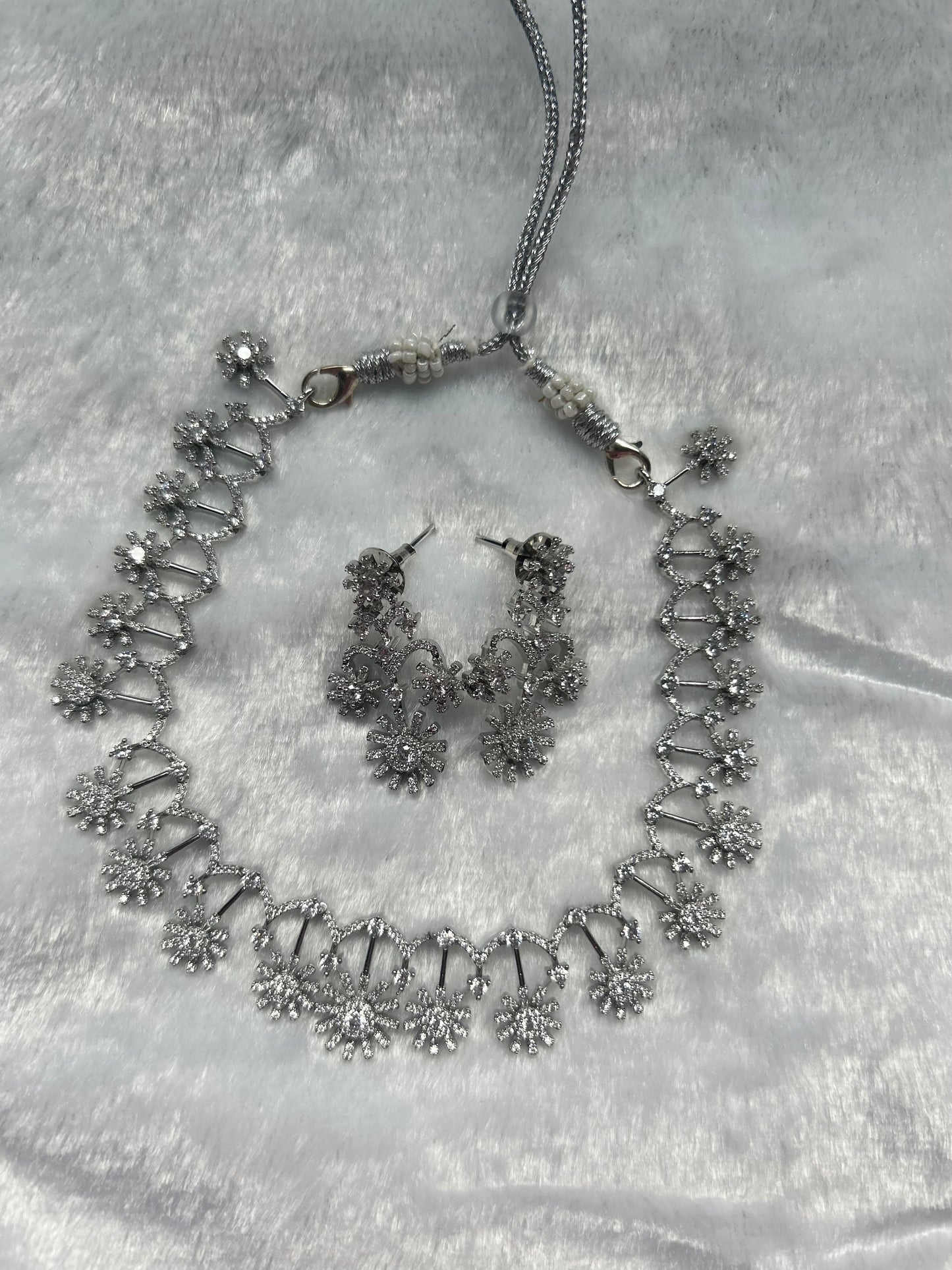 AD White Choker Set