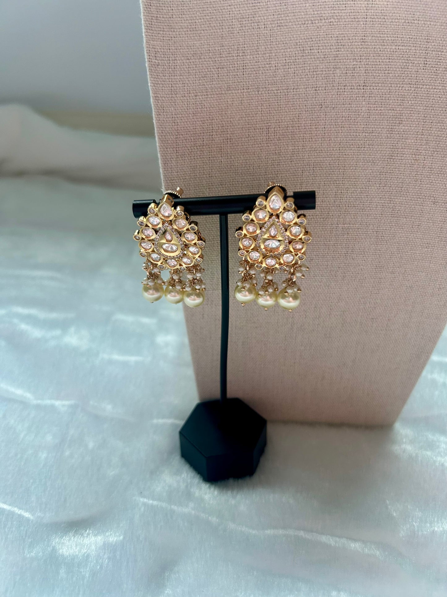White Tyaani Choker Set