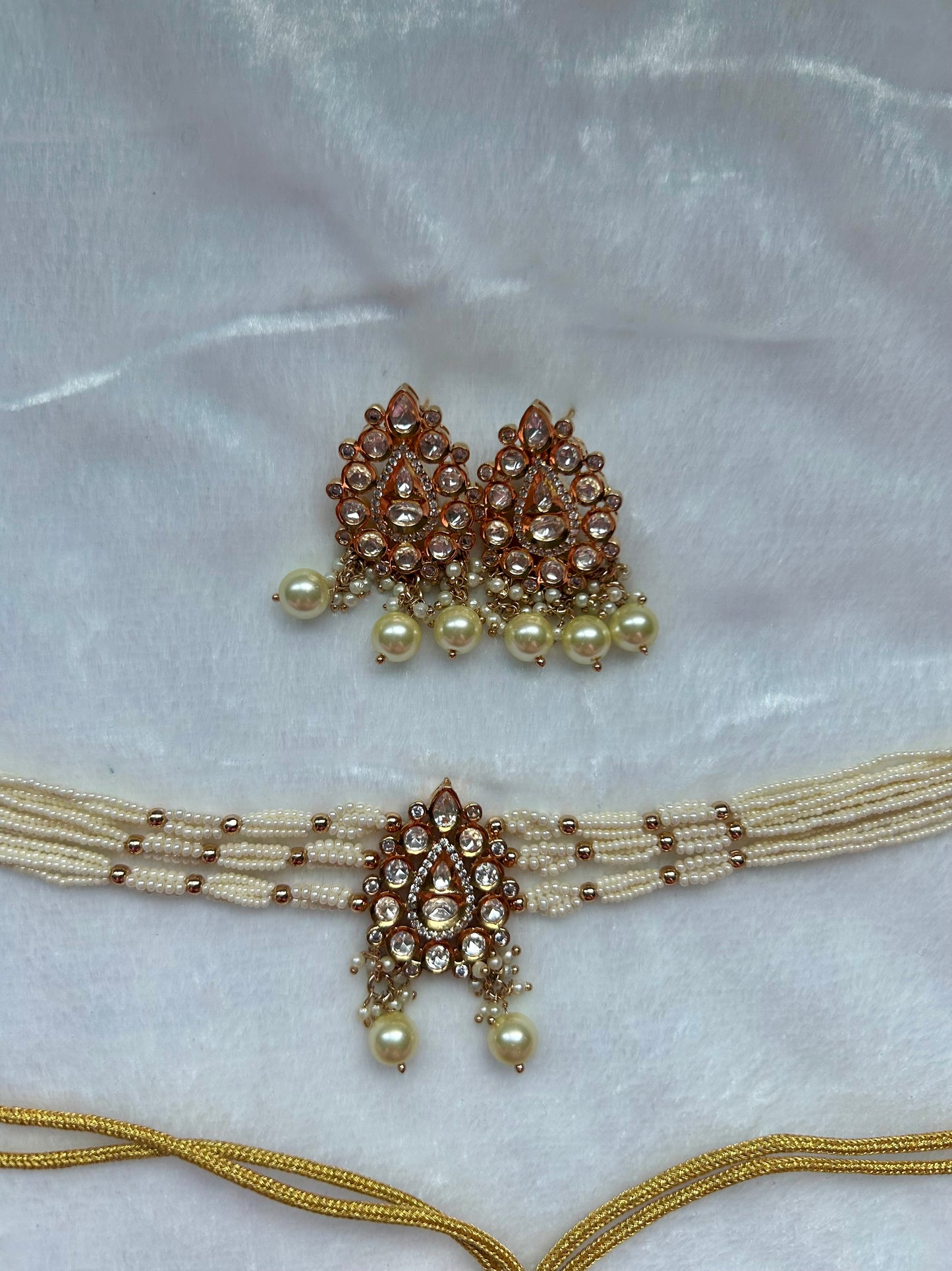 White Tyaani Choker Set