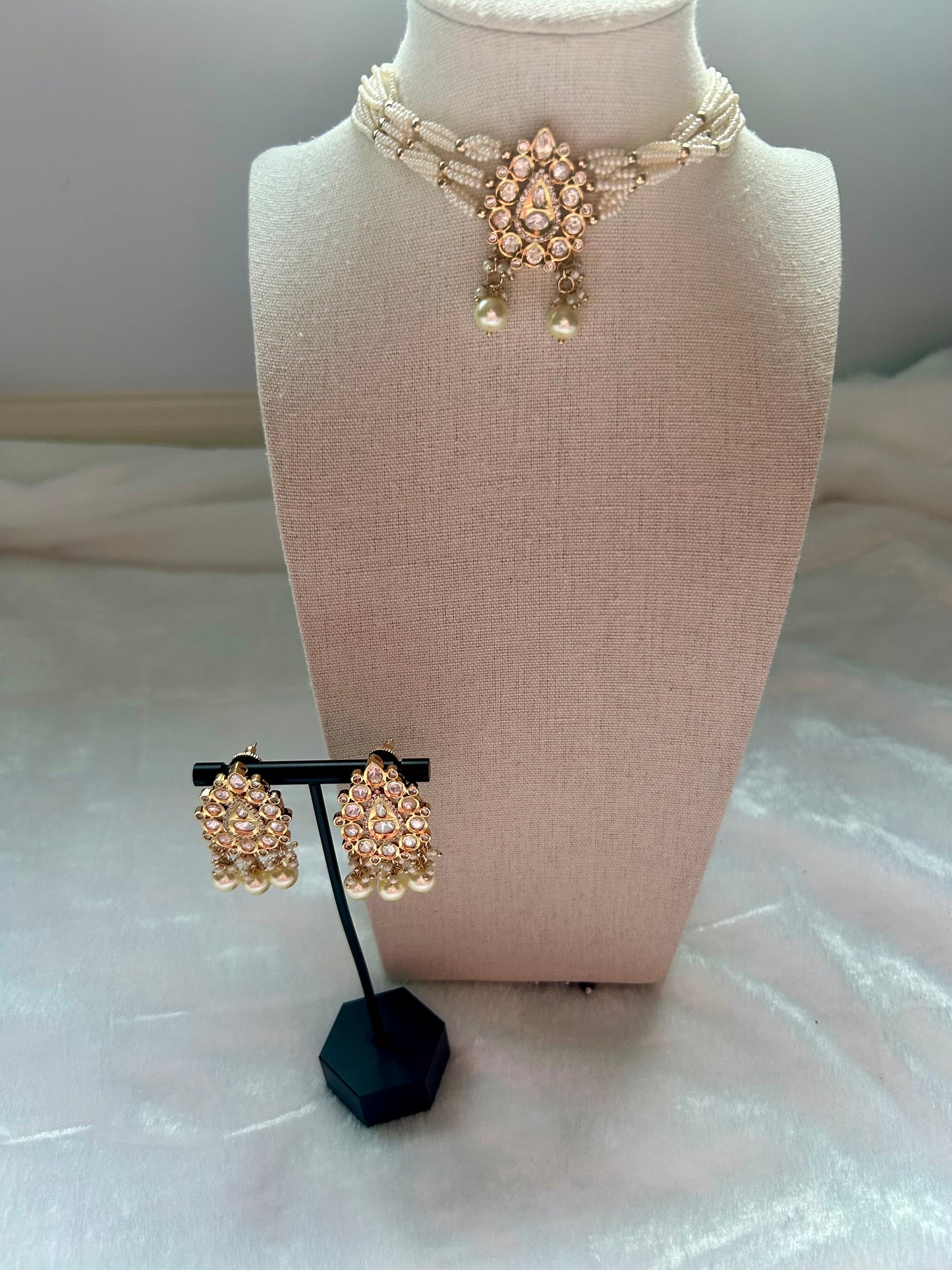 White Tyaani Choker Set