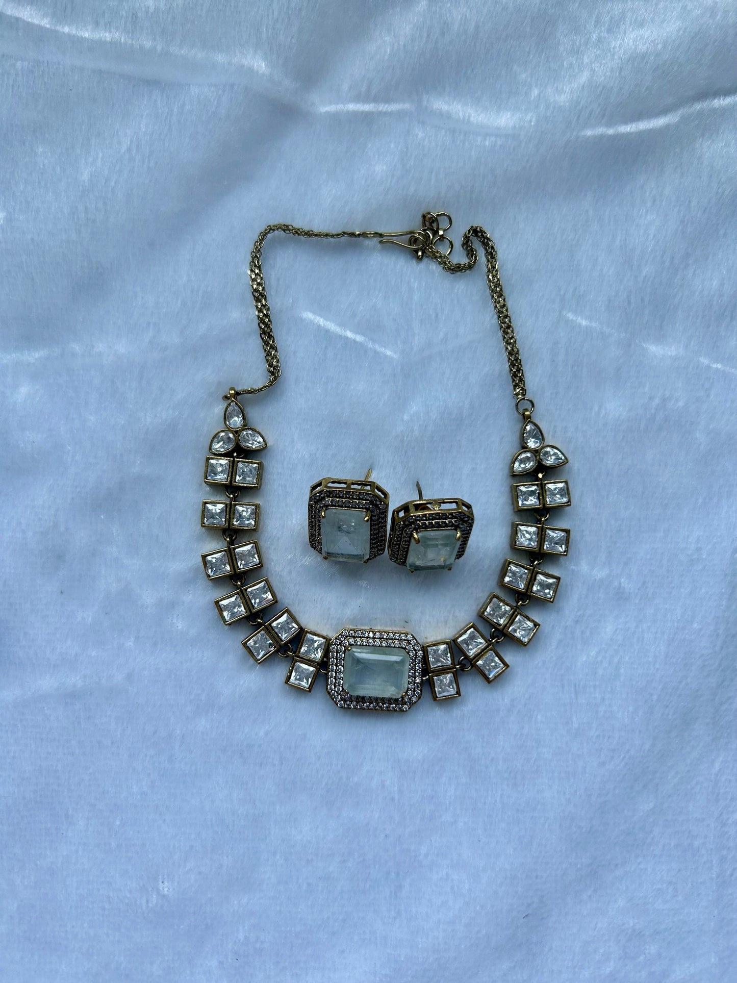 White Uncut Kundan & Doublet Choker Set