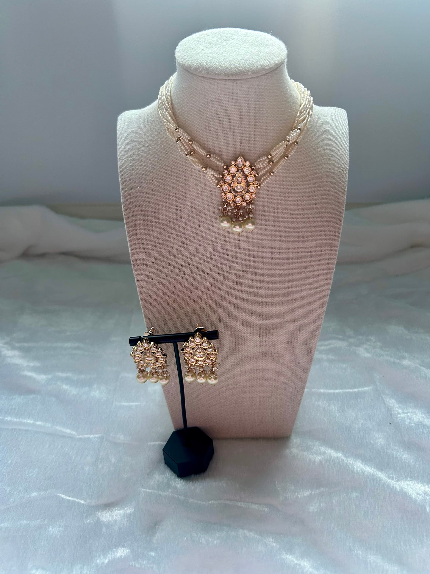 White Tyaani Choker Set